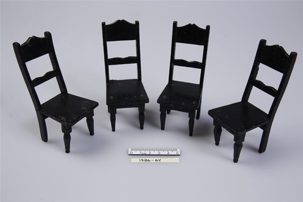 Møbler til dukkehus, 4 stole